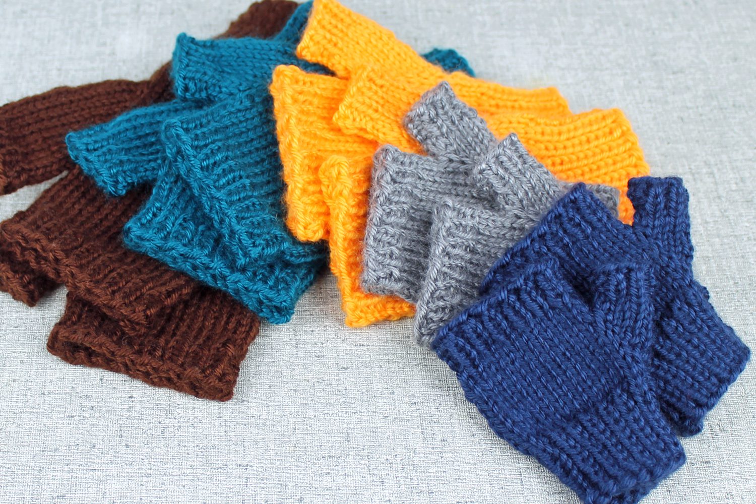 Simple Fingerless Glove Knitting Pattern PurlsAndPixels