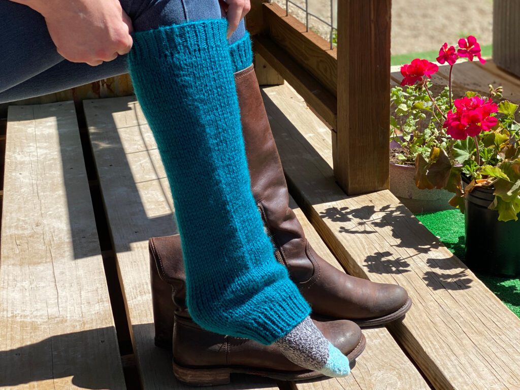 Learn to knit simple leg warmers in all sizes with this knitting pattern by Liz Chandler @PurlsAndPixels.