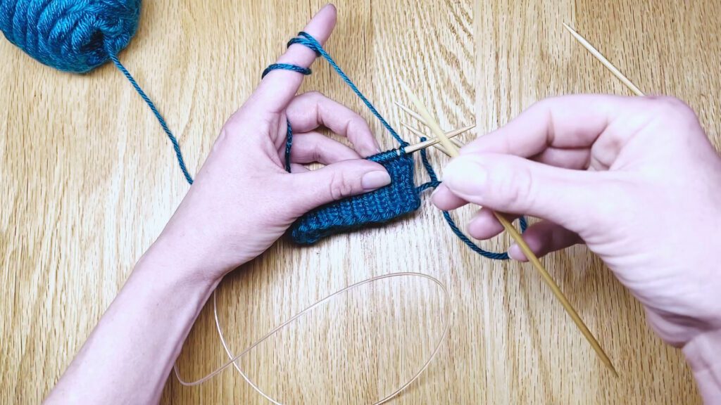 Step 2: Learn to switch from knitting in the magic loop to knitting in the round with double point needles (DPNs) - a lesson from Liz Chandler @PurlsAndPixels.