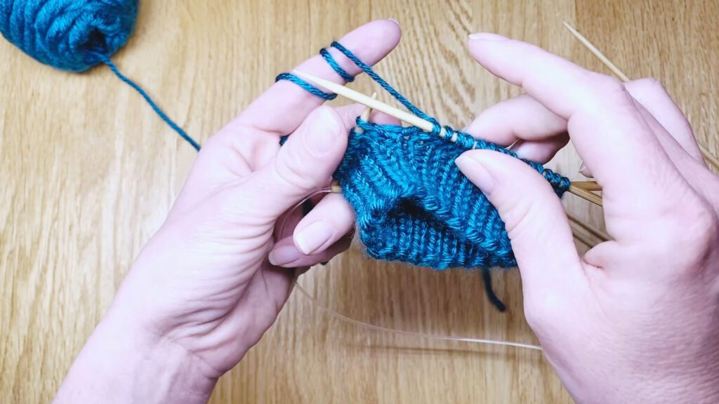 Step 4: Learn to switch from knitting in the magic loop to knitting in the round with double point needles (DPNs) - a lesson from Liz Chandler @PurlsAndPixels.