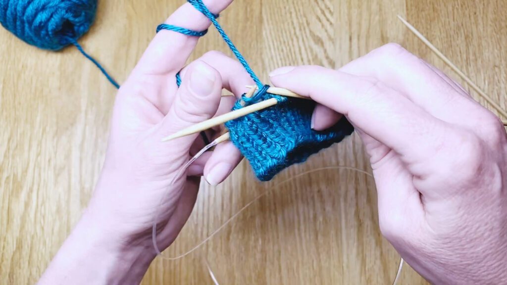 Step 5: Learn to switch from knitting in the magic loop to knitting in the round with double point needles (DPNs) - a lesson from Liz Chandler @PurlsAndPixels.