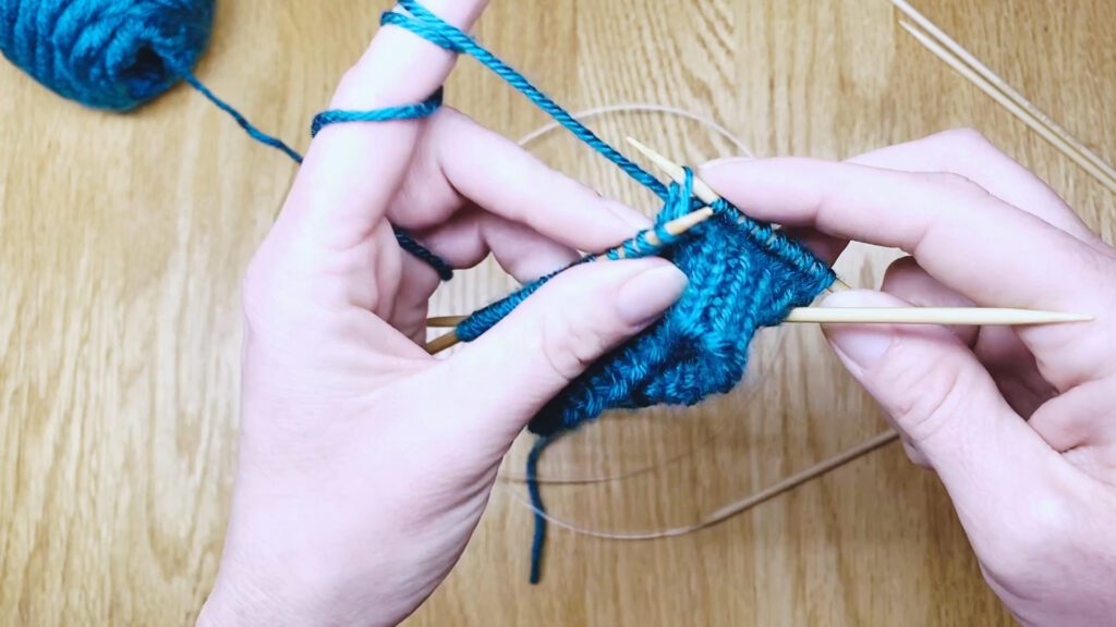 Step 9: Learn to switch from knitting in the magic loop to knitting in the round with double point needles (DPNs) - a lesson from Liz Chandler @PurlsAndPixels.
