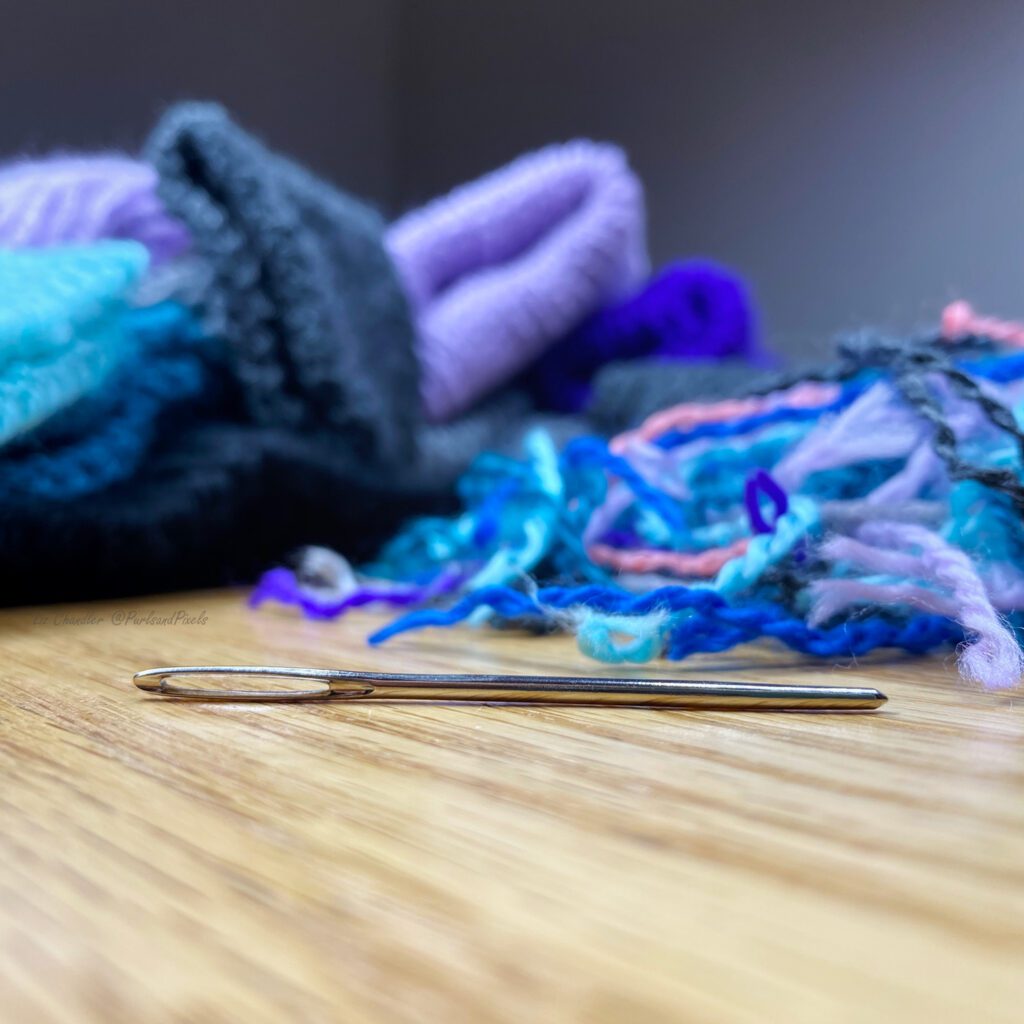 Darning needles help you weave in your loose ends after knitting a project - learn about tapestry and darning needles in this lesson from Liz Chandler @PurlsAndPixels.