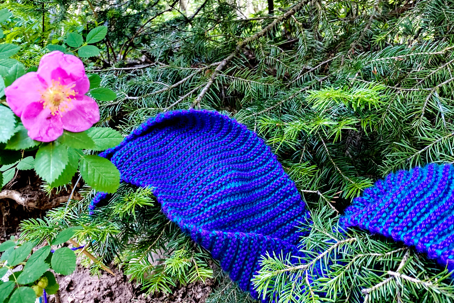 Learn to knit single-row striped scarves with two colors of yarn in this knitting pattern by Liz Chandler @PurlsAndPixels.