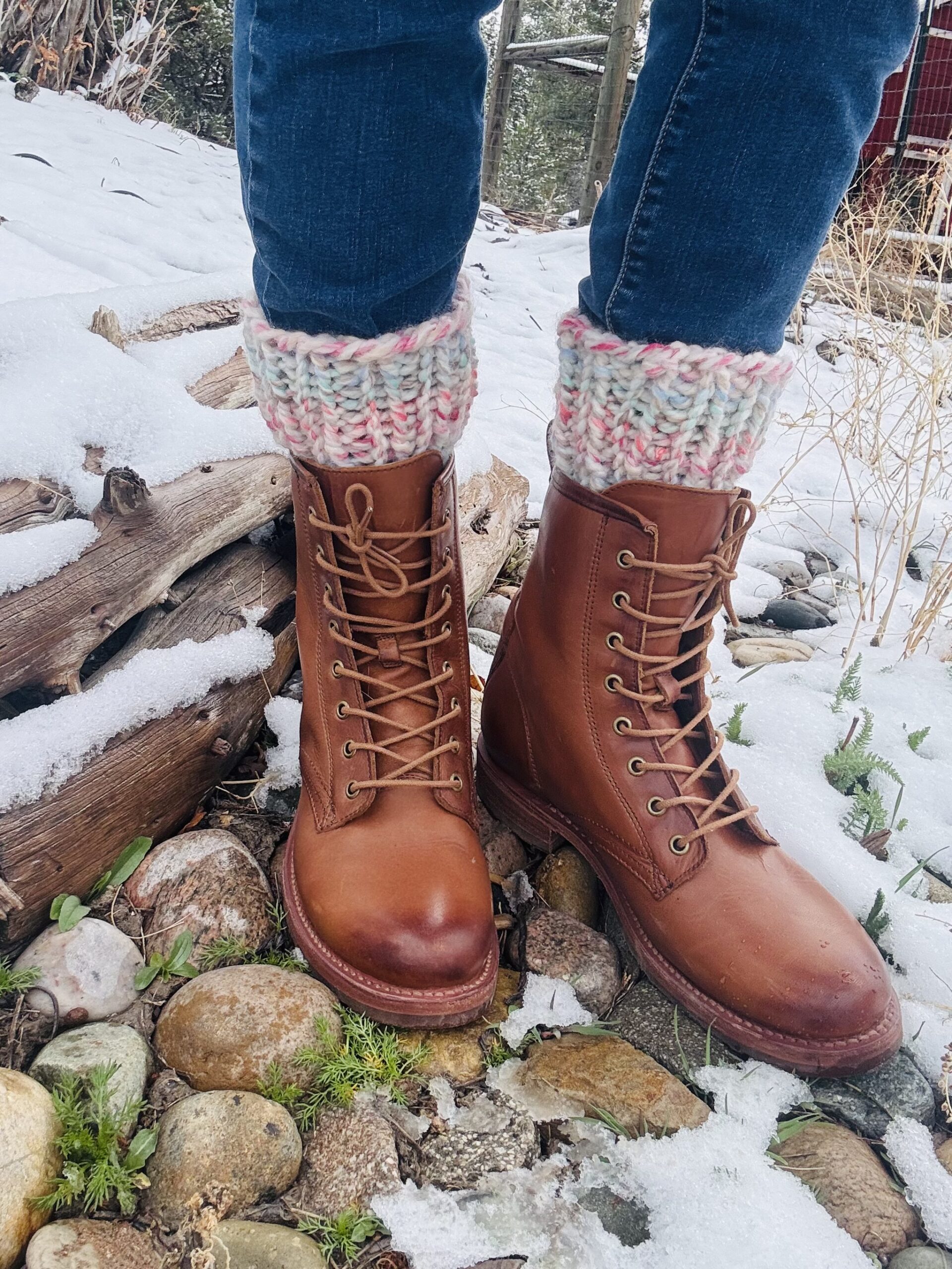 Make these Easy Chunky Knit Boot Cuffs in flash with this free & quick knitting pattern from Liz Chandler at PurlsAndPixels.