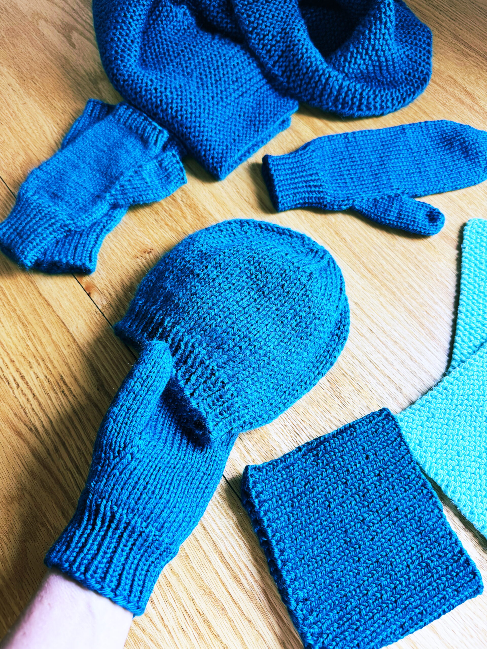 Beginner Knitting Pattern Bundle: Easy, Step-by-Step Designs for New Knitters A Knitting Pattern Set by Liz Chandler @PurlsAndPixels. Washcloths, scarf, ear warmer, hat mittens, and fingerless gloves in PDF directions. 