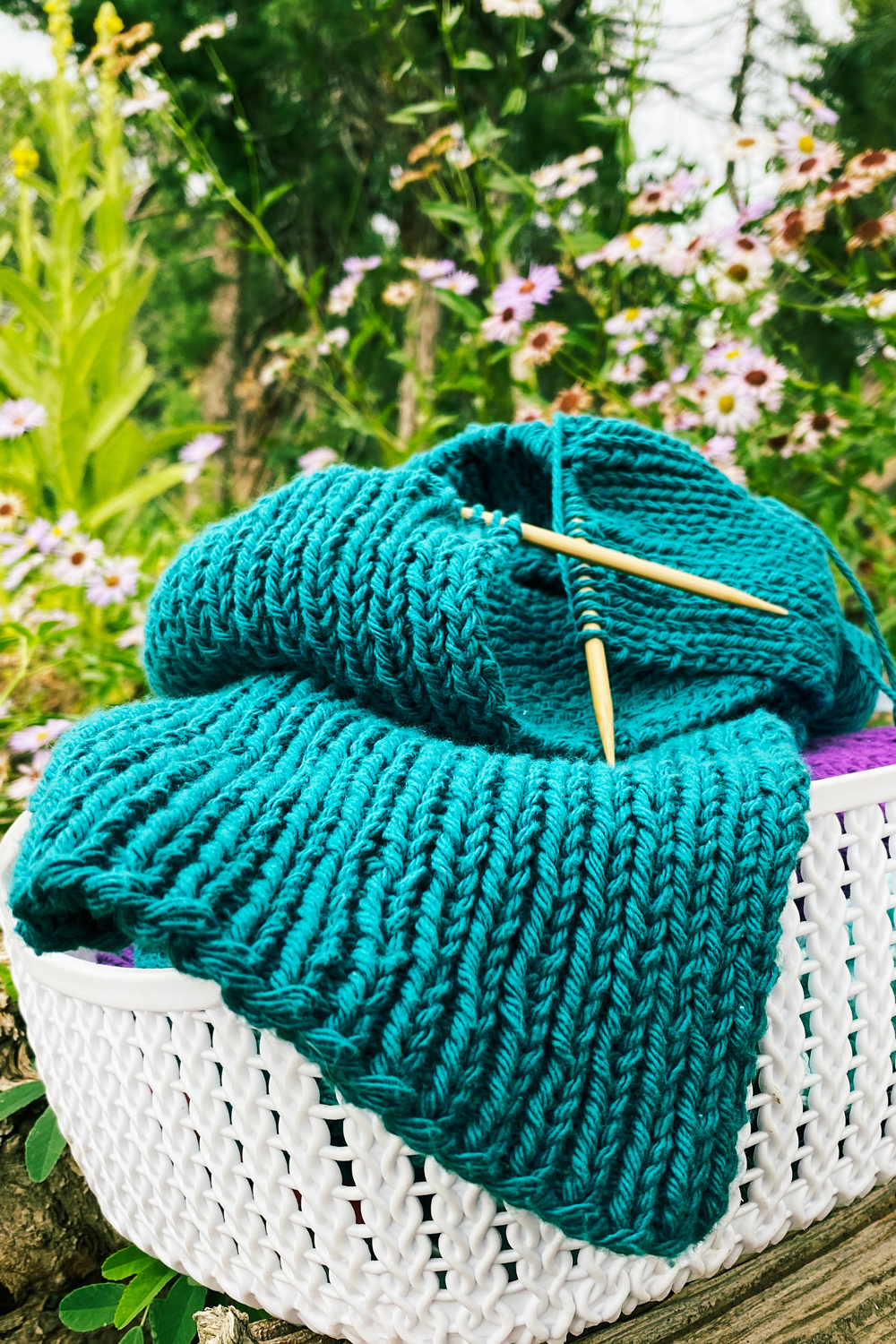 Knitting abbreviations: what does p mean? Purl Stitch. Learn more with Liz @PurlsAndPixels.