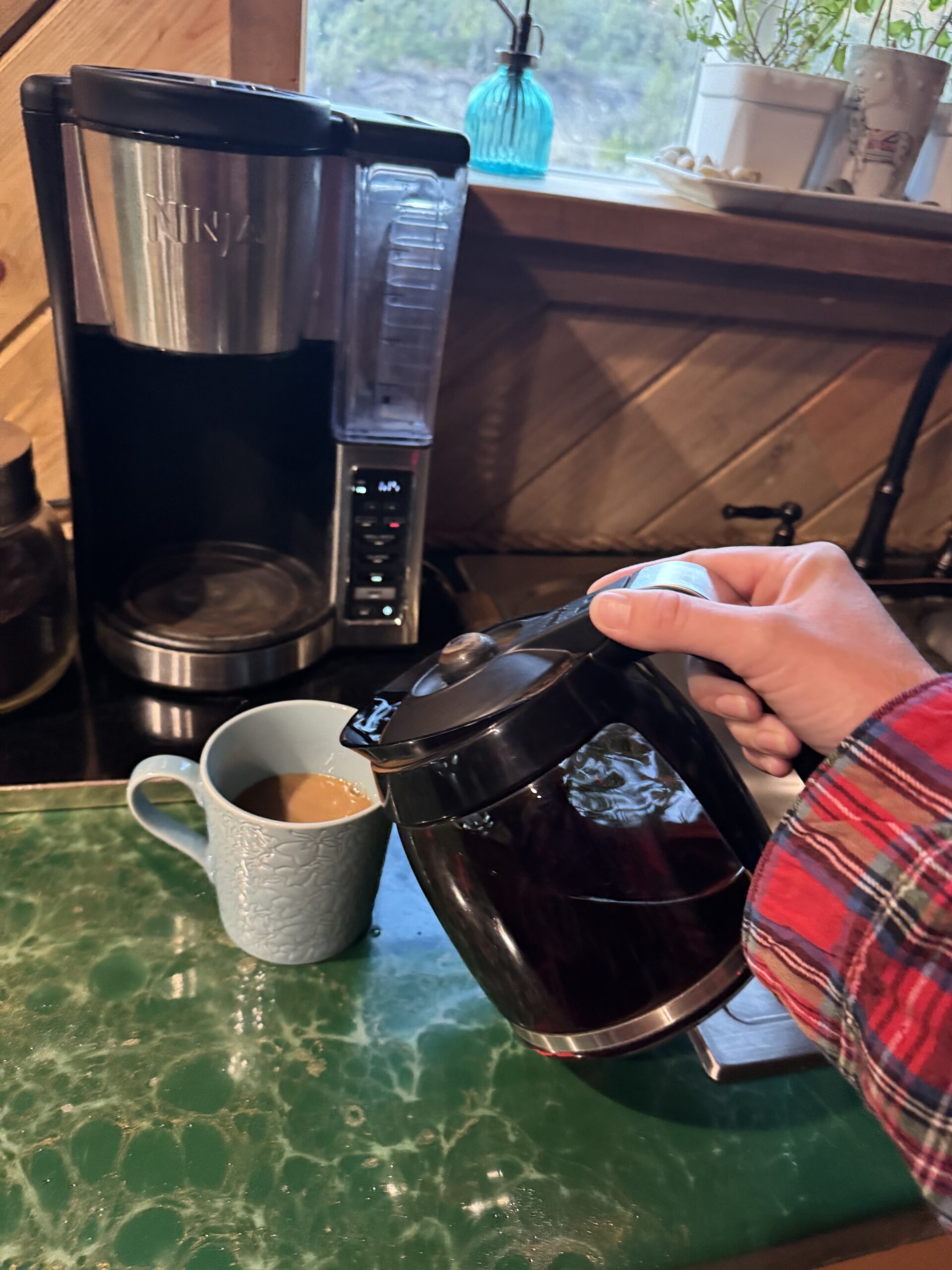 Design your cozy coffee nook with warm decor ideas for National Coffee Day from Liz Chandler @PurlsAndPixels. ☕