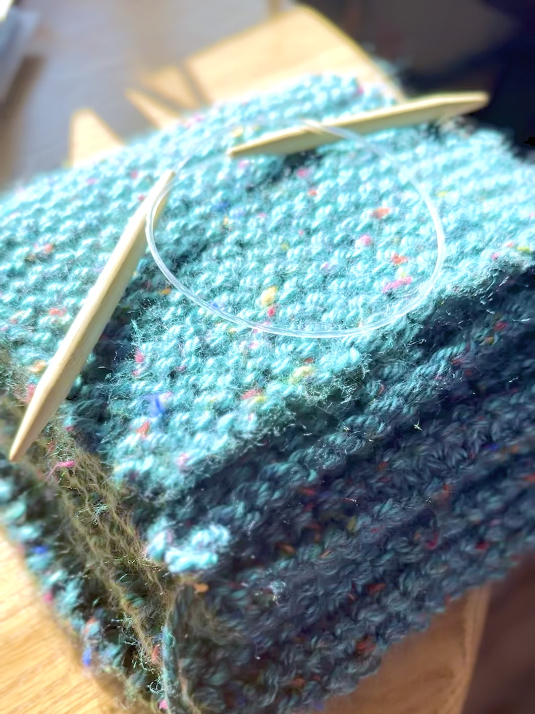 A scarf made with just one (two-ended) circular knitting needle. From Liz Chandler @PurlsAndPixels. 