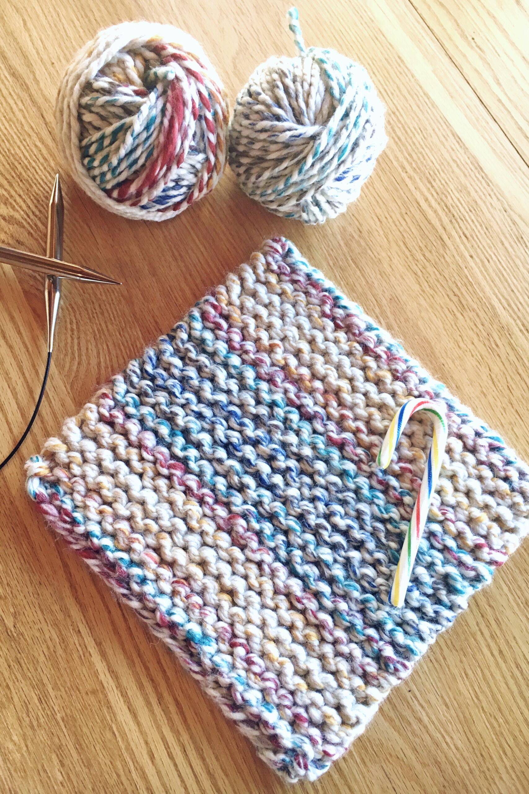 Easy cherry candy cane pot holder knitting pattern a quick holiday knitting project from Liz Chandler @PurlsAndPixels