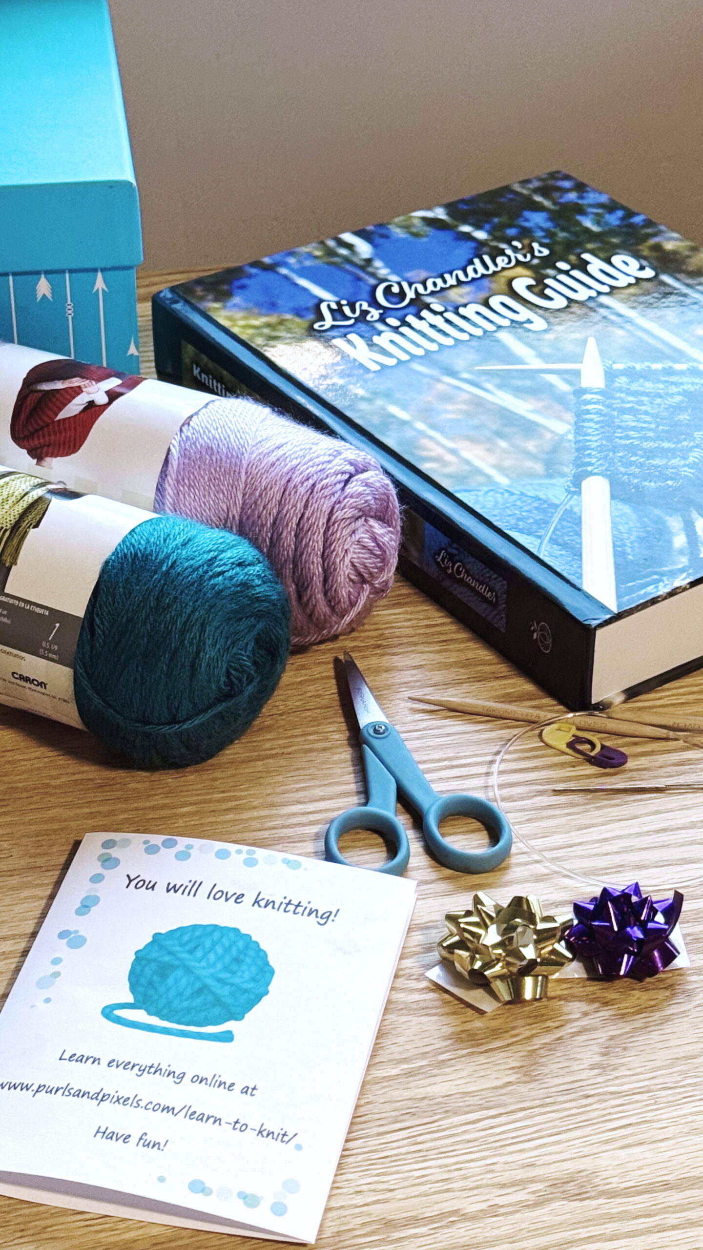 Build a DIY Learn to Knit Gift set for the aspiring knitter with this knitting supply guide from Liz Chandler @PurlsAndPixels.
